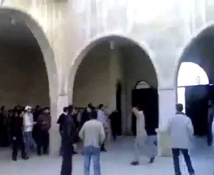 فري برس حماة اطلاق النار على المتظاهرين داخل المسجد 16 12 2011