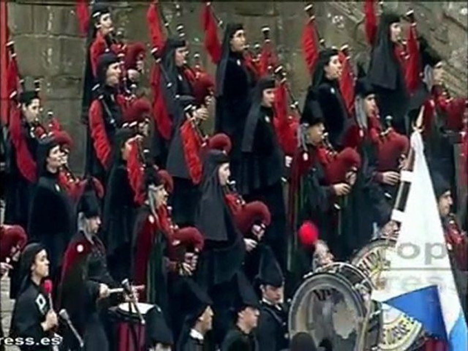 Cientos de personas dan su último adios a Fraga