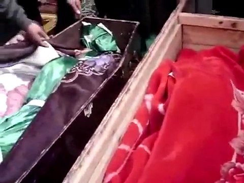 فري برس حمص باباعمرو ثلاثة شهداء من عائلة واحدة مروان الحلواني وزوجته سهيلة جنيد وطفلهما عبد الهادي الحلواني 12 12 2011