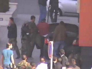 فري برس   دمشق برزة اعتقال المتظاهرين ووضعهم في صندوق السيارة 16 12 2011