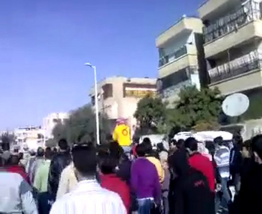 فري برس   حماة القصور بدية التجمع بعد اطلاق النار من قبل الشبيحة عند مسجد عبد الرحمن بن عوف 16 12 2011