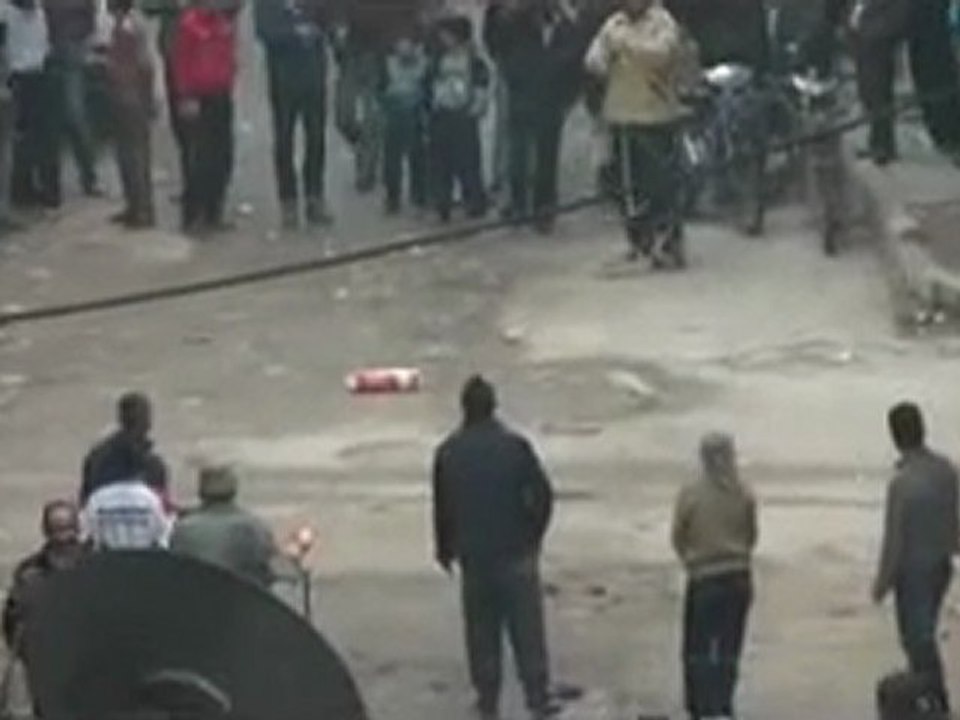 فري برس   حمص البياضة قوات الاحتلال تمنع المارة من عبورالشوارع بإطلاق النار 18 12 2011