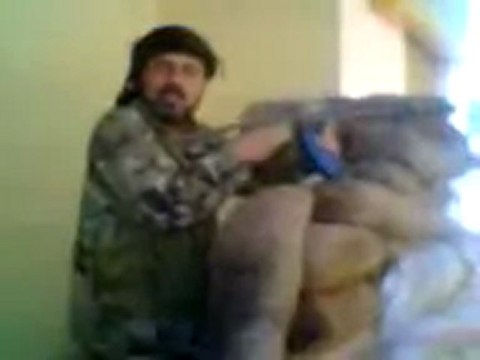 فري برس حمص مسرب من أحد الحواجز الأسدية أحد الشبيحة يقوم بشتم المؤذن والله أثناء الأذان ويتوعد بضربه بقذيفة