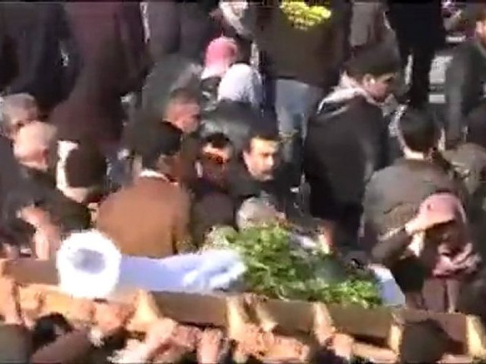 فري برس   صلاة الجنازة على الشهيد رمزي جري في مدينة ادلب 19 12 2011