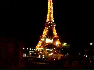 VIDEO- la tour eiffel de nuit