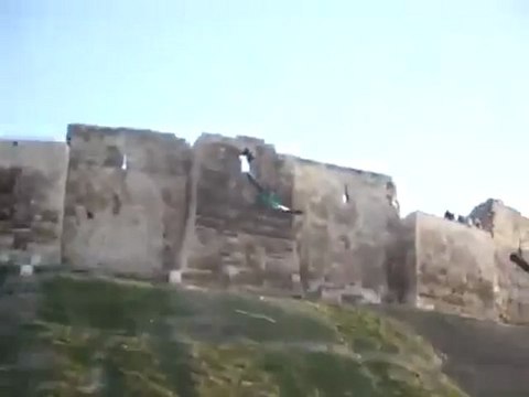 فري برس حلب ‫رفع علم الاستقلال فوق قلعة حلب 19 12 2011