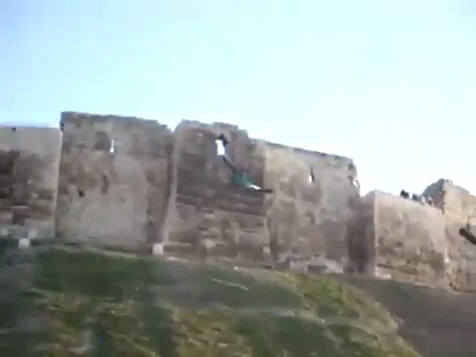 فري برس   حلب    ‫رفع علم الاستقلال فوق قلعة حلب 19 12 2011