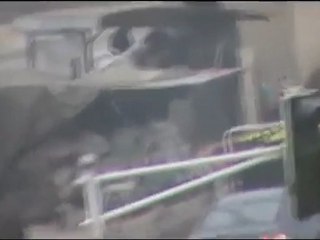 فري برس   حماة   الدبابات عند دوار الفيلات مغطاة و خلف سواتر 20 12 2011