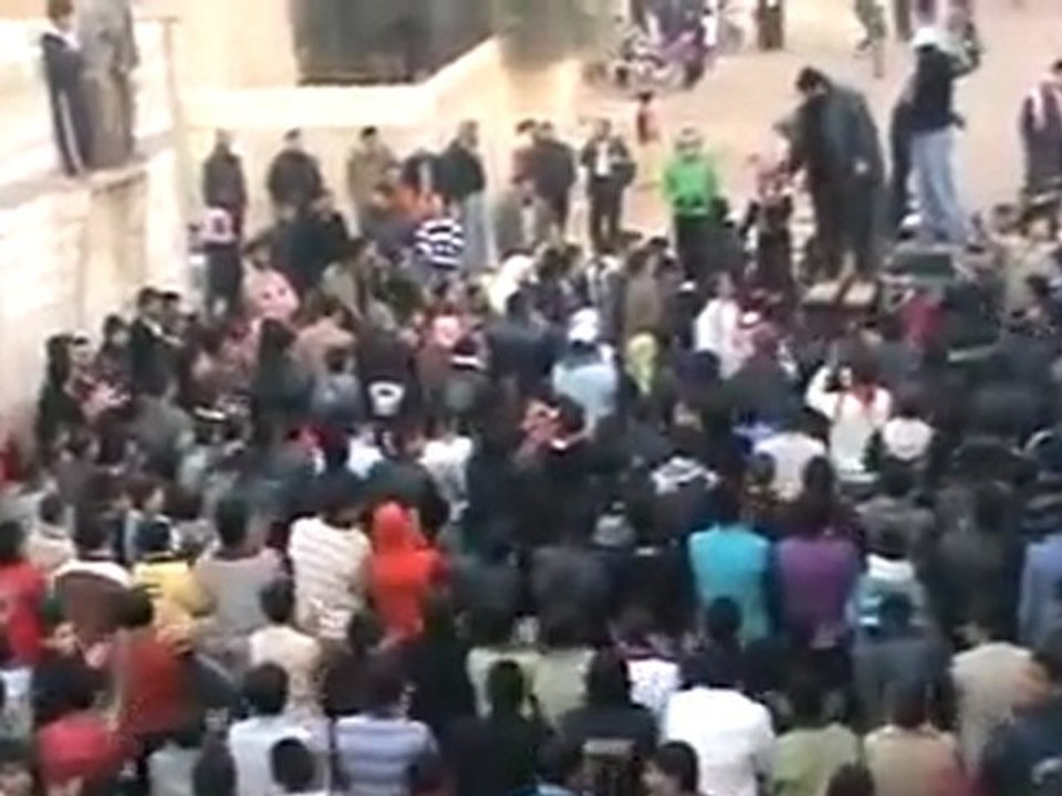 فري برس   حمص ديربعلبة اصغر طفل يقود مظاهرة روعة 20 12 2011