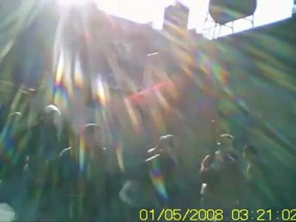 فري برس   عصابات الامن والشبيحة في حي الميدان عند جريدة تشرين في كورنيش الميدان قبل تشييع الشهيد 20 12 2011