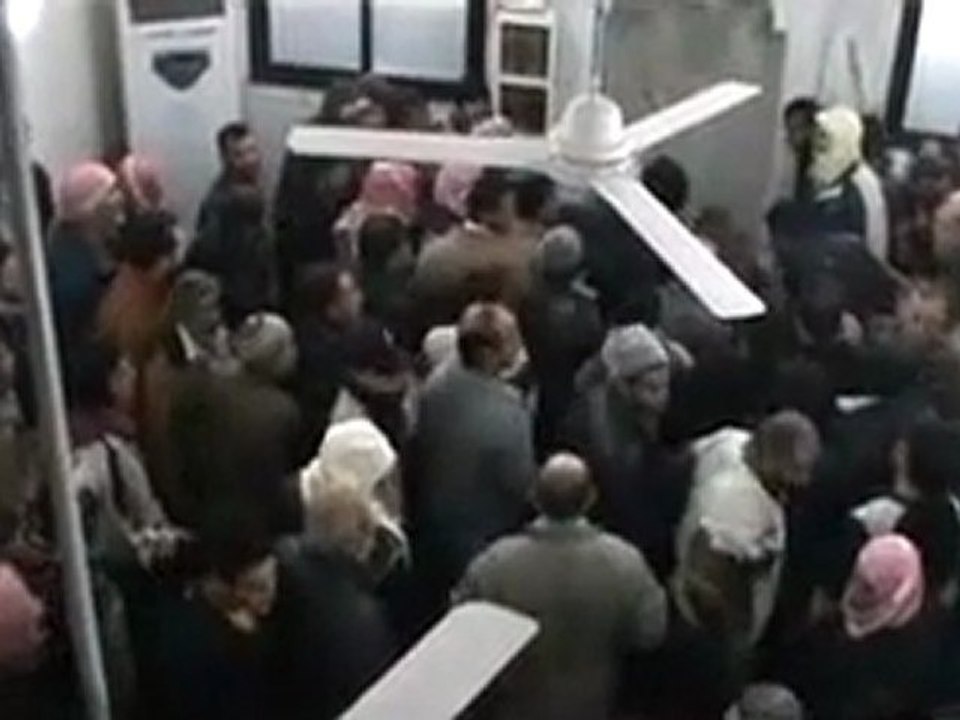 فري برس   عند اقامة الصلا على الشهيدين عبد الهادي الفدعوس واحمد القصاب 20 12 2011