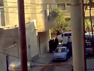 فري برس   ديرالزور فيديو مسرب للشبيحة والامن بنتشارهم الكثيف و خروجهم من البيوت التي داهموها ويضهر البك اب الازرق الذي اعدم عناصره الشهيد مح