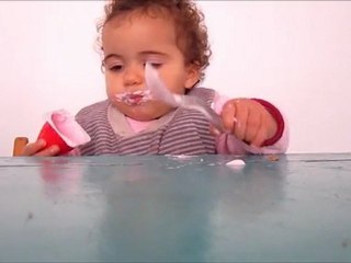 Miam le petit suisse toute seule!