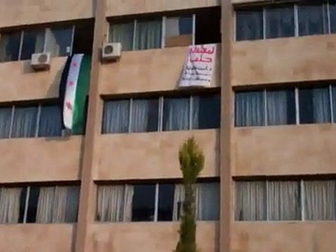 فري برس حلب كلية الصيدلة وطب الأسنان صباحاً حرائر وأحرار ربيع الحرية برفع علم الاستقلال ولافتة للمطالبة بالحرية لمعتقليالجامعة 21 12 2011