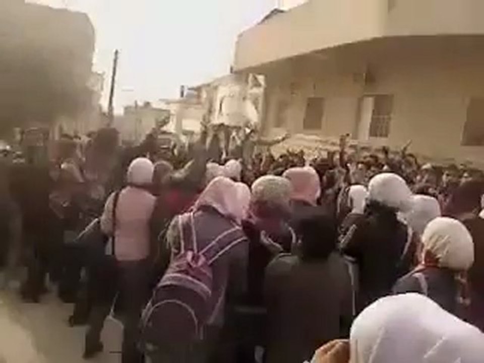 فري برس   اللاذقية   الحفــــــة مظاهرة طلابية لاحرار وحرائر الحفة 21 12 2011