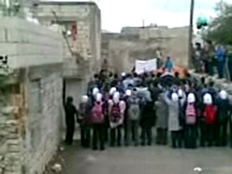 فري برس   اللاذقية   الحفة بابنا والجنكيل مظاهرة طلابية رائعة 21 12 2011