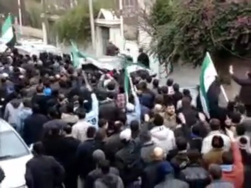 فري برس   حمص حي الملعب تشييع الشهيد البطل عمر سلقيني 21 12 2011