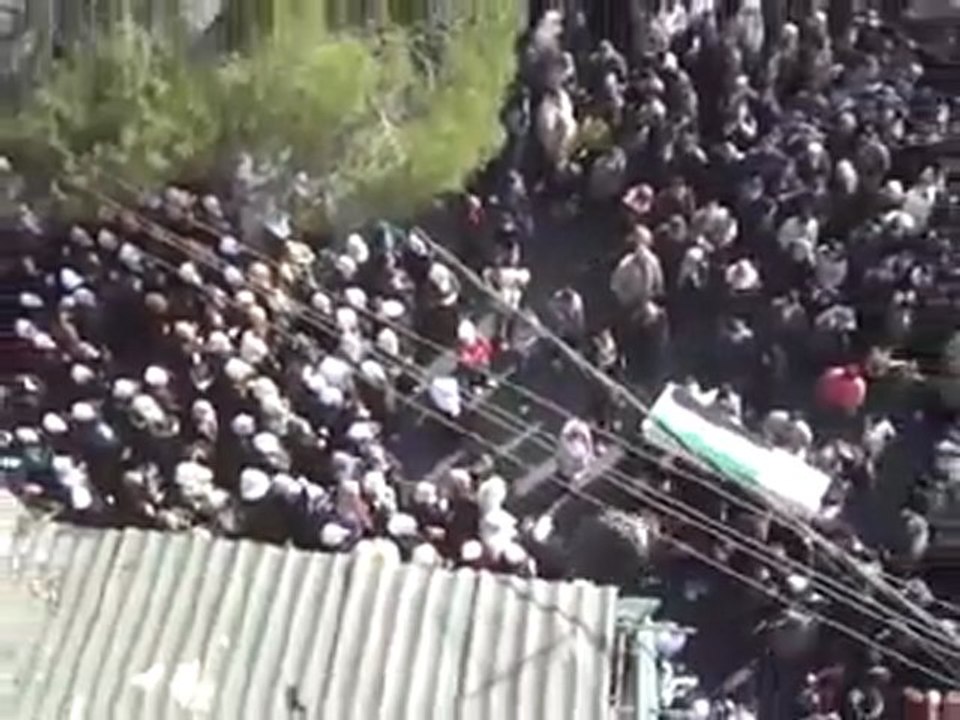 فري برس   وصول الشهداء الأبطال إلى ساحة الحرية ريف دمشق الزبداني 21 12 2011