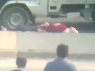 فري برس   حمص   سحب الشهداء من شوارع الخالدية 22 12 2011