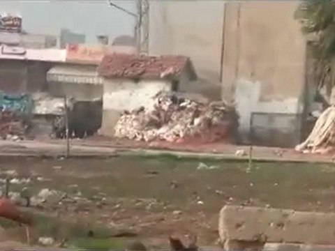 فري برس باباعمرو أبطال كتيبة الفاروق ينزلون العلم القديم ويرفعون علم الإستقلال فوق المؤسسة الإستهلاكية 22 12 2011