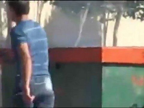 فري برس حماة أحد الشبيحة يطلق النارعلى المتظاهرين برعاية الامن