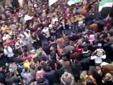 فري برس حماة كفرزيتا مظاهرة حاشدة امام منزل الشهيدين خلدون وفيصل معيوف قبل تشييعمها 21 12 2011 ج1