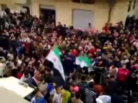 فري برس حماة كفرزيتا مظاهرة حاشدة امام منزل الشهيدين خلدون وفيصل معيوف قبل تشييعمها 21 12 2011 ج2