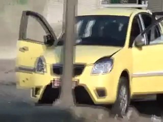 فري برس   حمص   ديربعلبة آثار التتار والمجنزرات في الحي 22 12 2011