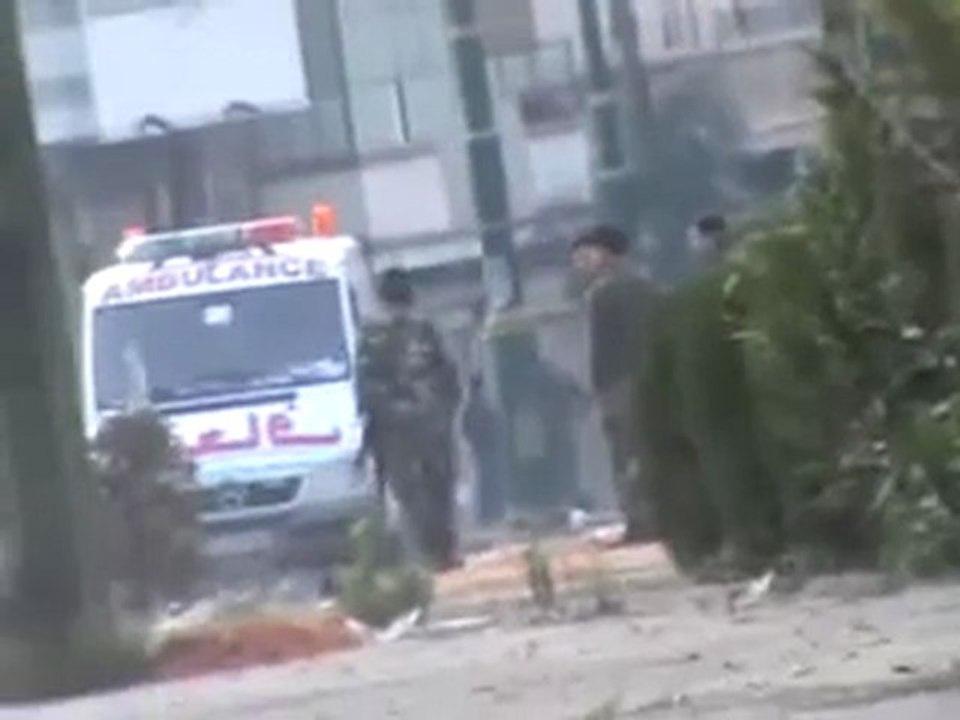 فري برس   حمص باب السباع ايقاف سيارت الاسعاف من حاجز القلعة وداخلها جريح مصاب بالراس وتم اعتقال الاطباء 29 11 2011