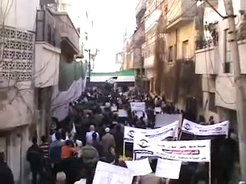 فري برس حمص باب السباع المريجة انشقاق الملازم حسين نصر القاسم وعناصره يعلنون أنشاقهم عن كتائب الأسد امام المتظاهرين 23 12 2011