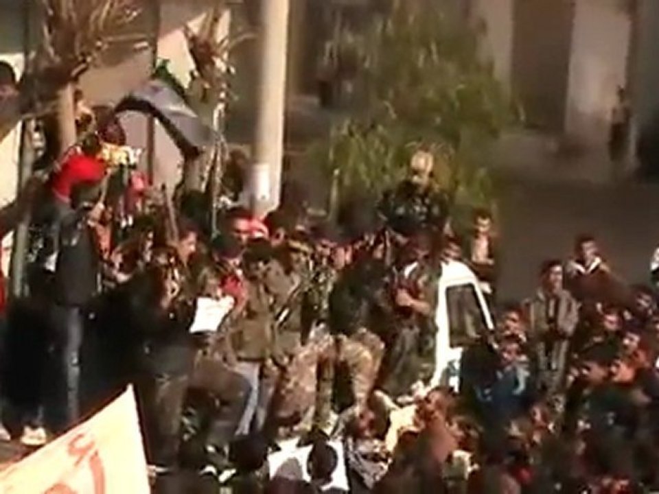 فري برس   حمص تلبيسة  انشقاق مجموعة جنود بمظاهرة جمعة بروتوكول الموت 23 12 2011