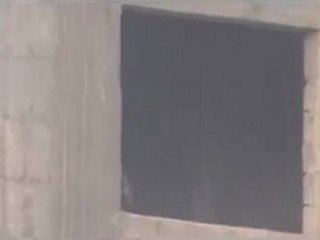 فري برس   حماة تواجد لقناص من الشبيحة في مبنى قيد الانشاء في شارع العلمين 23 12 2011 ج1