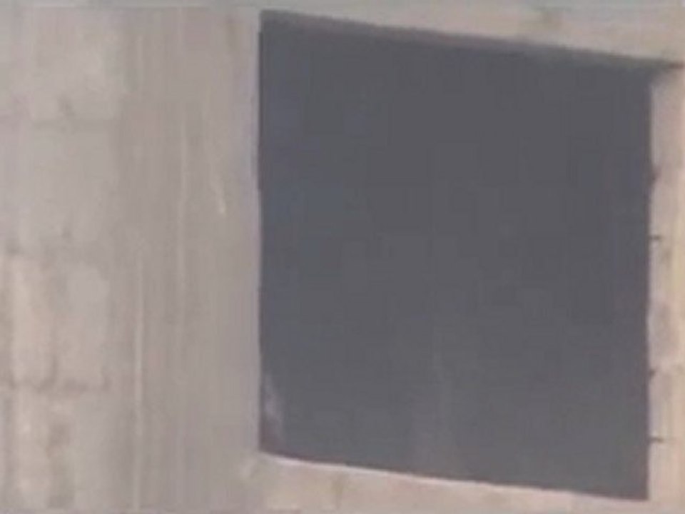 فري برس   حماة تواجد لقناص من الشبيحة في مبنى قيد الانشاء في شارع العلمين 23 12 2011 ج1