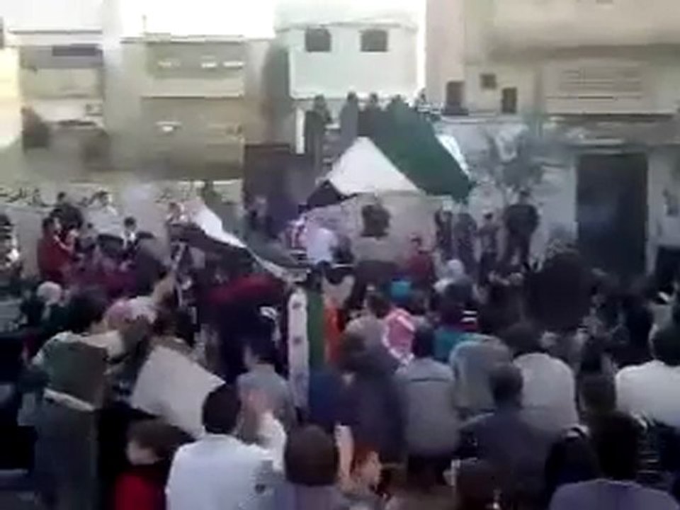 فري برس   حماة طريق حلب احرر جامع عثمان ابن عفان وجامع التوحيد 23 12 2011 ج2
