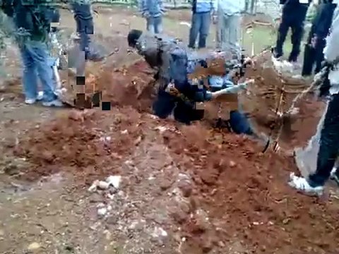 فري برس حمص باباعمرو حفر قبور الشهداء في الحدائق 24 12 2011