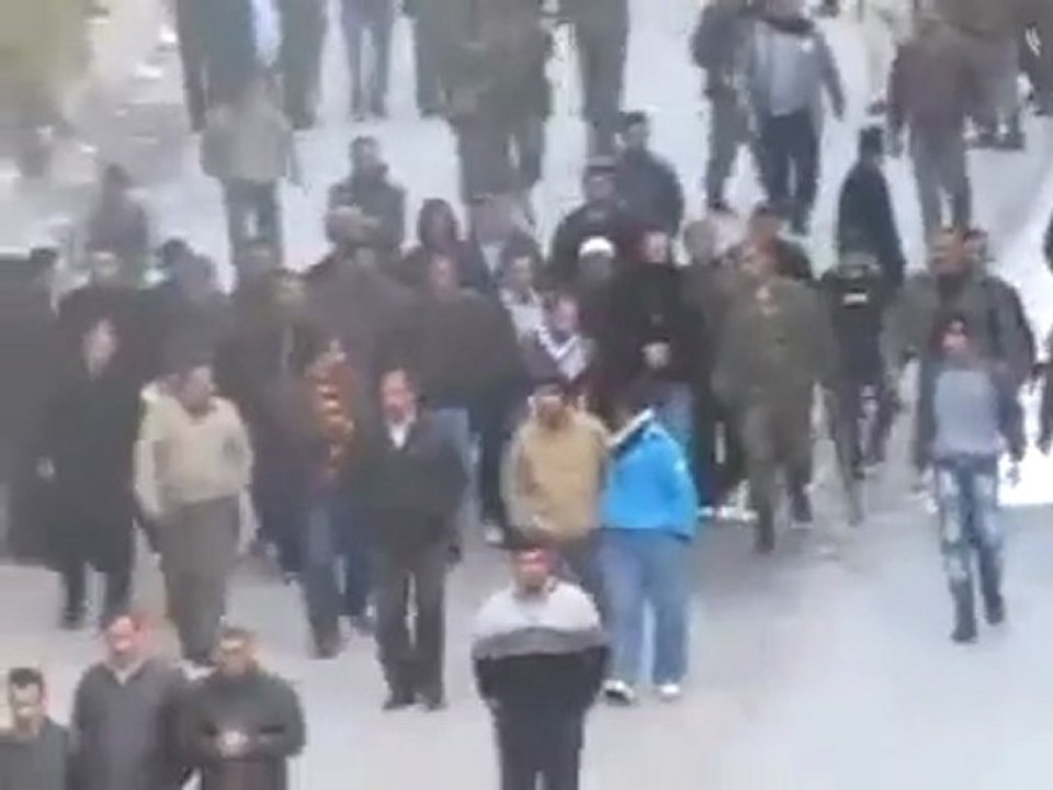 فري برس   هام معضمية الشام هجوم الأمن وعصابات الأسد على المشعين ومنعهم من تشيع الشهيد الذي قتل ع يد عصابات الأسد وهتافات المشيعين دم الشهيد م