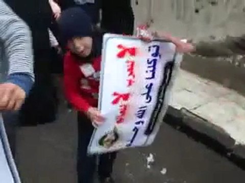 فري برس حمص حرائر باب تدمر يتظاهرن تحت الامطار حرية حرية حرية 25 12 2011