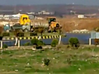 فري برس   حماة   حفر الخنادق عند دوار محردة 26 12 2011