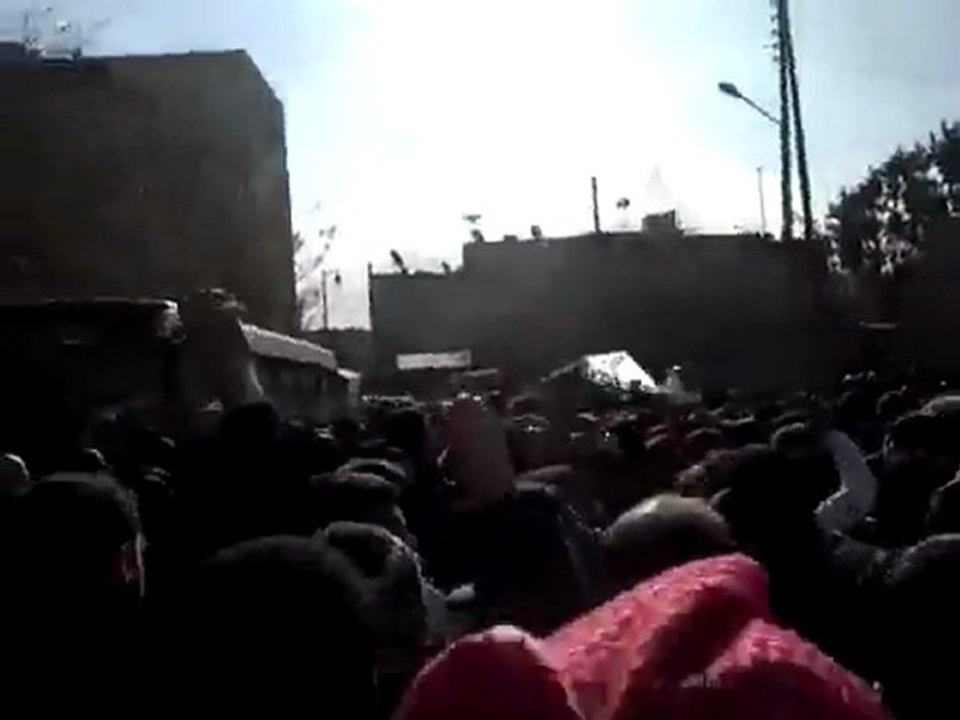 فري برس   حلب    تشييع الشهيد عمر حاوي دقة عالية 27 12 2011