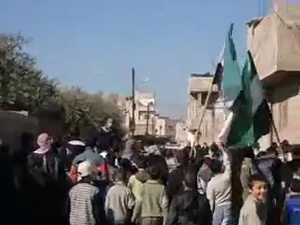 فري برس   حمص حي عشيرة مظاهرة حاشدة تطالب بالحرية ونصرة للأحياء المحاصرة27 12 2011