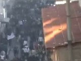 فري برس   حمص الثوار في طريقهم لساحة الساعة و الشبيحة التي فضت الاعتصام 27 12 2011