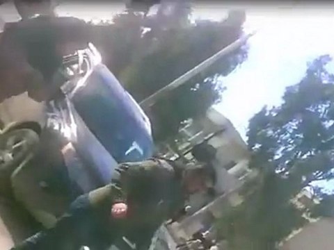 فري برس تهجم الشبيحة على أحد المواطنين ومنعه من المرور دون أي سبب معضمية الشام 28 12 2011