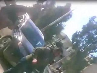 فري برس   تهجم الشبيحة على أحد المواطنين ومنعه من المرور دون أي سبب معضمية الشام 28 12 2011