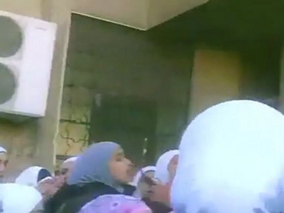 فري برس   مظاهرة طلاب المدارس ورمي المناشير بالشوارع معضمية الشام 28 12 2011