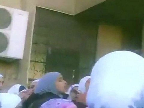 فري برس مظاهرة طلاب المدارس ورمي المناشير بالشوارع معضمية الشام 28 12 2011