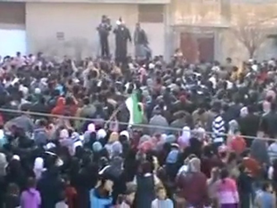 فري برس   ‏ الشعب يريد حماية ربانية مع موال روعة ديربعلبة 28 12 2011