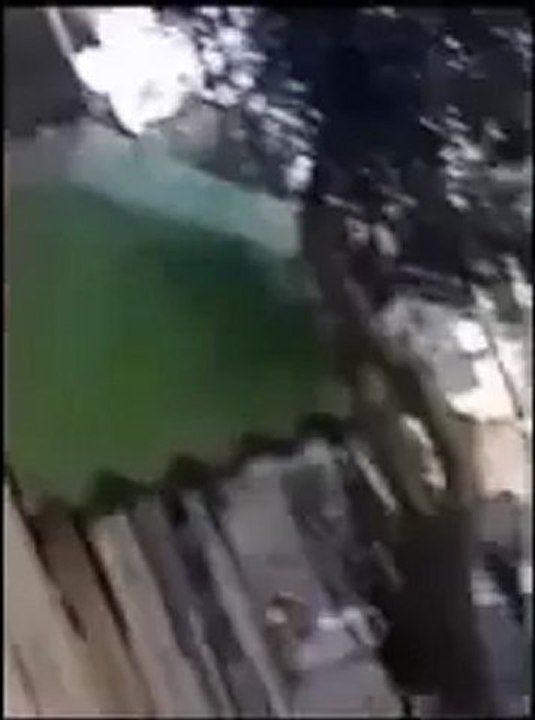 فري برس   ‏ حماة اشتباك المتظاهرين بالحجارة مع عصابات الامن والشبيحة 28 12 2011