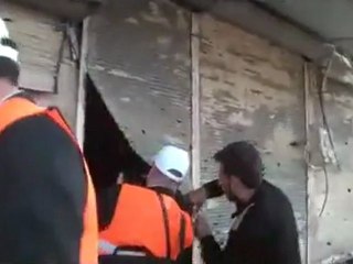 فري برس   ‏ باباعمرو أعضاء اللجنة يرون الدمار في الحي 28 12 2011