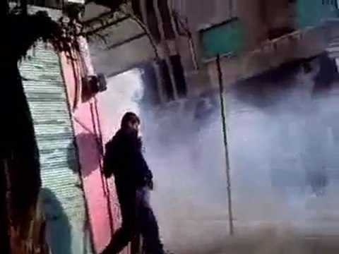 فري برس ‏ حماة اطلاق غازات مسيلة للدموع على المتظاهرين واصابة المصور 28 12 2011