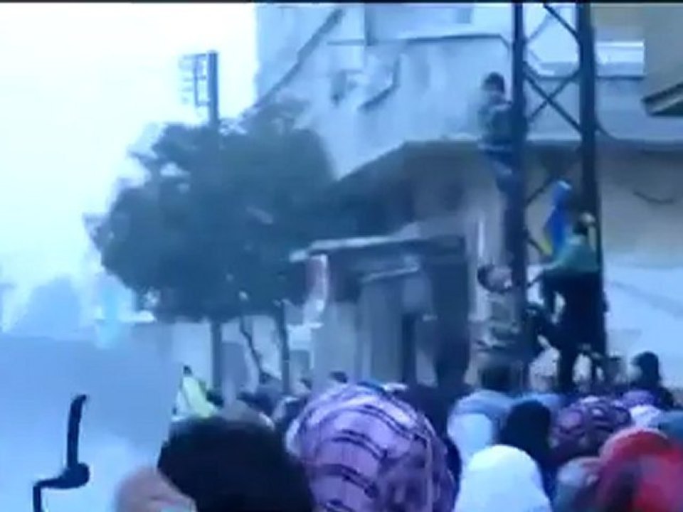 فري برس   حمص المحتلة حرائر الوعر 29 12 2011 ج1